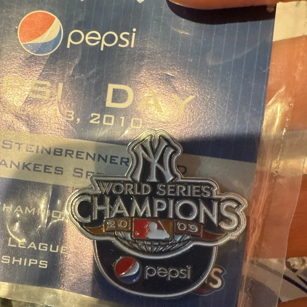 Vintage‎ New York Yankees MLB Pins LOT OF 4